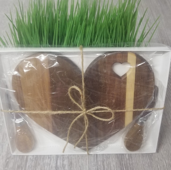 Heart shaped wooden serving board and utensils - Picture 5 of 7